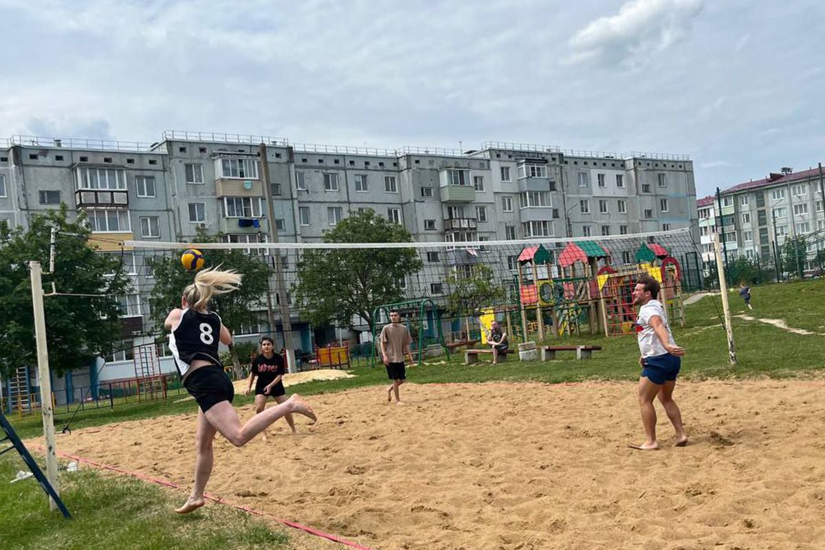 Без загара, но с азартом в Дубне сражались в пляжном волейболе