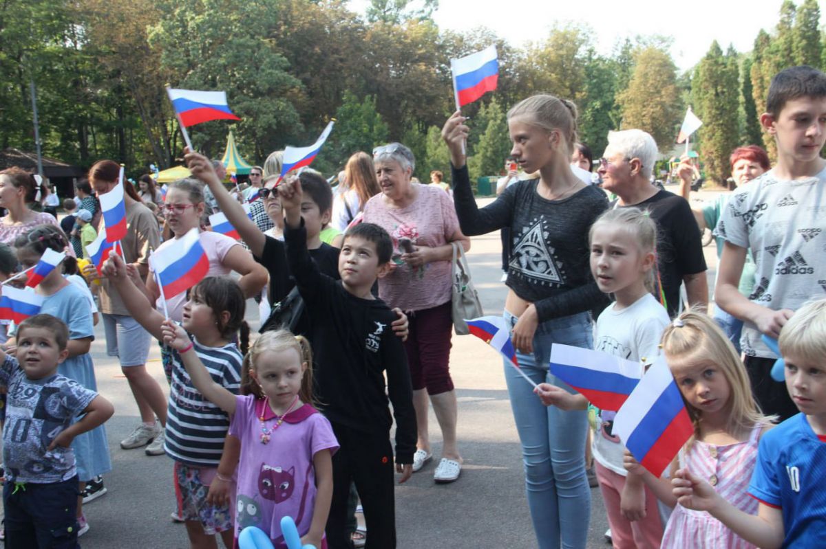 Жители Белгородской и Курской областей посетили с экскурсией Центральный парк Тулы Жители Белгородской и Курской областей посетили с экскурсией Центральный парк Тулы