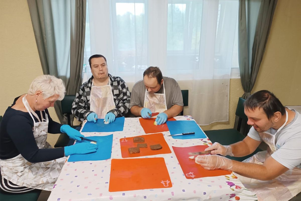 Жители Дубенского дома-интерната повышают поварские навыки в кулинарном клубе