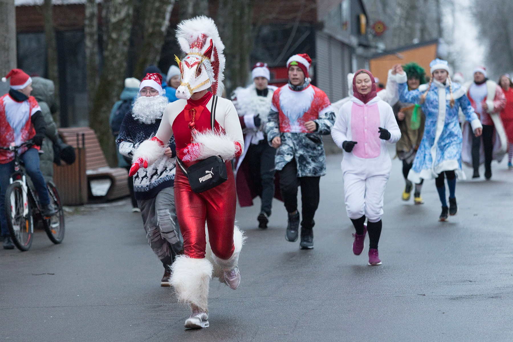 Более 1100 любителей активного образа жизни присоединились к забегу Дедов Морозов
