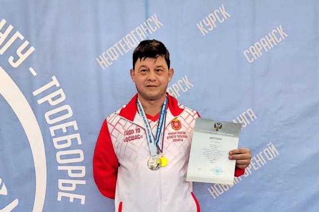 Виктор Рузин завоевал медали на чемпионате России по пауэрлифтингу спорта слепых