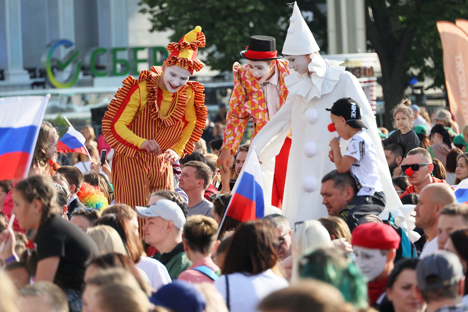Более 1000 человек стали участниками циркового шествия на Выставке «Россия»