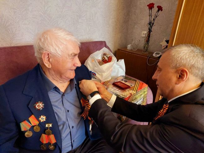Сергей Балтабаев вручил медаль «80 лет освобождения Крыма от фашистских захватчиков» ефремовскому ветерану