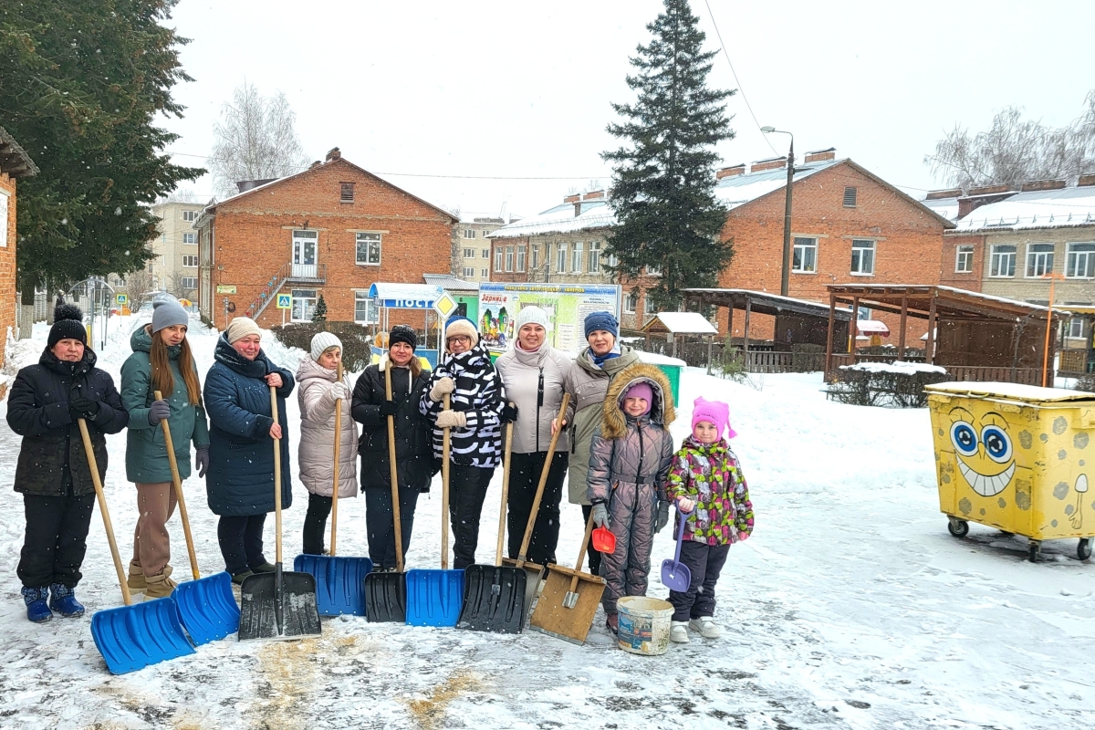 Коллектив Центра развития ребенка – детского сада № 14 вышел на «Снежный субботник»