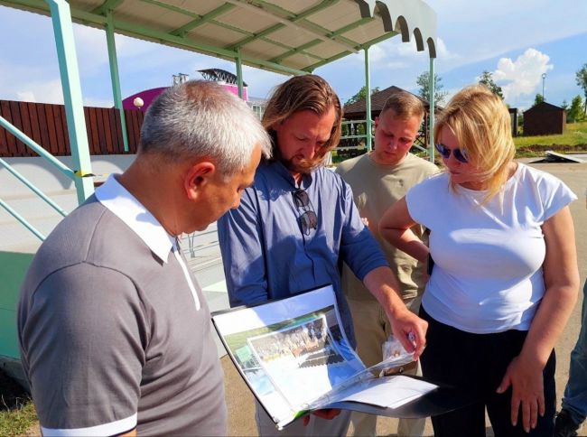 Заместитель председателя правительства Элеонора Шевченко проверила ход работ по реконструкции парка в Ефремове