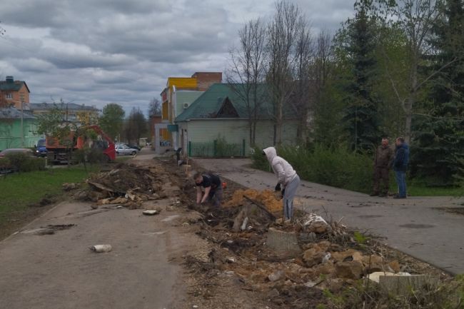 В Ефремове ведется замена ограды Комсомольского сквера