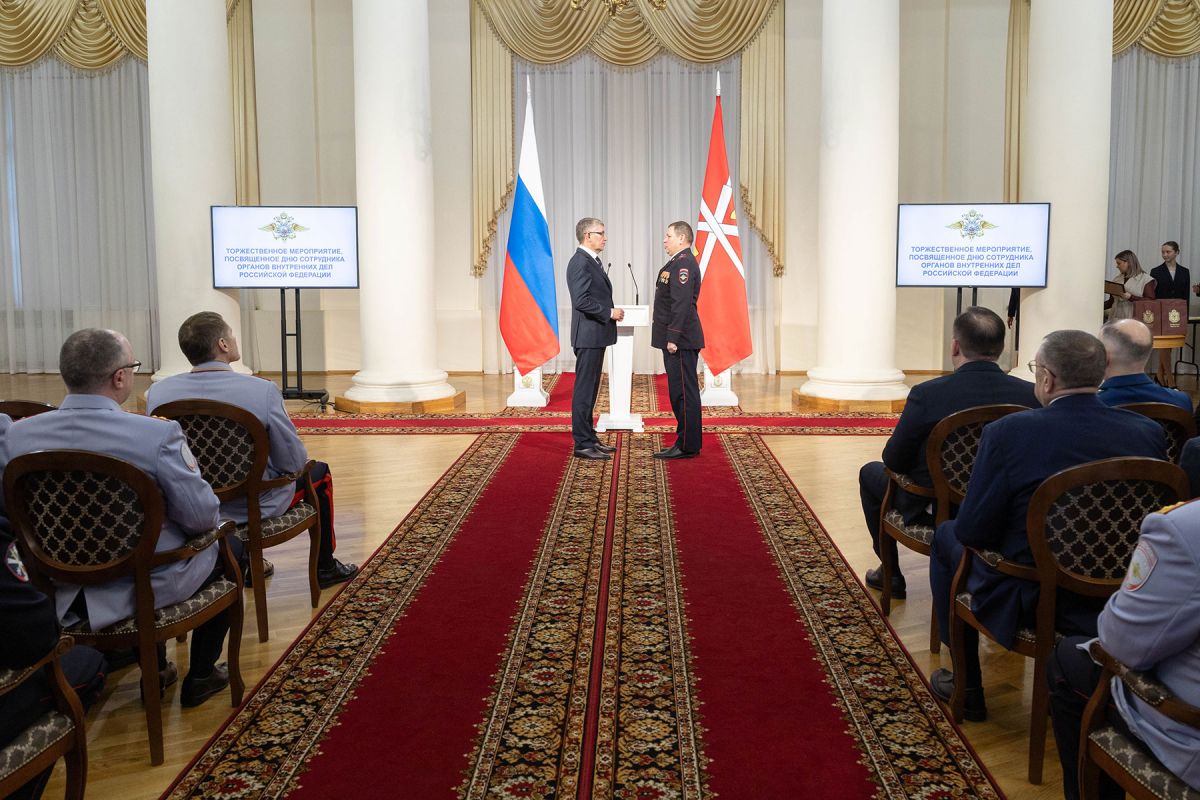 Дмитрий Миляев вручил отличившимся сотрудникам ОВД региональные награды