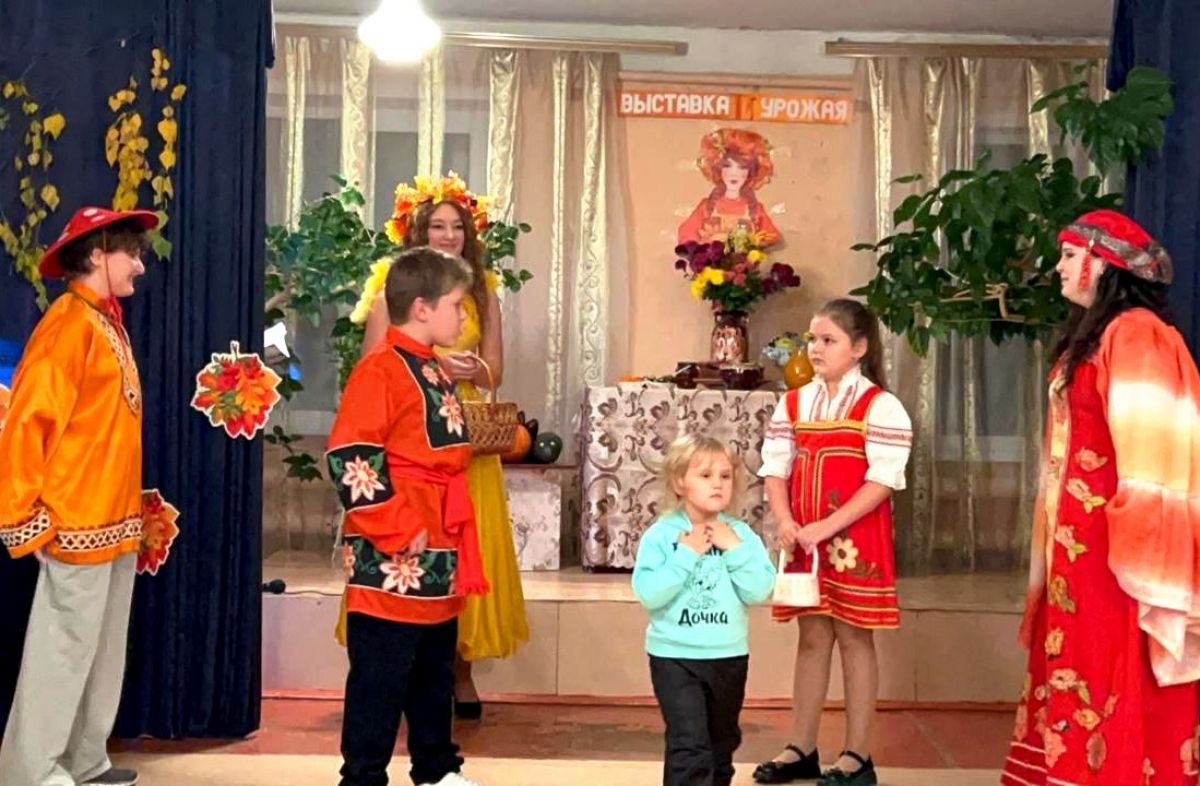 Красавица Осень заглянула на праздник в Мирновский сельский клуб Красавица Осень заглянула на праздник в Мирновский сельский клуб