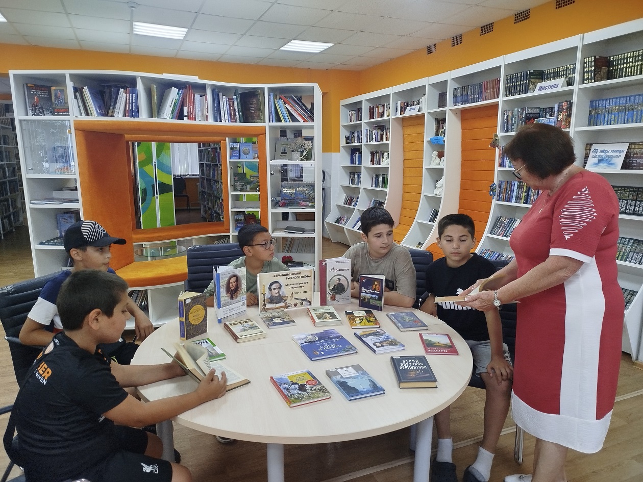 В ефремовской библиотеке открылась книжная выставка, посвященная Михаилу Лермонтову В ефремовской библиотеке открылась книжная выставка, посвященная Михаилу Лермонтову