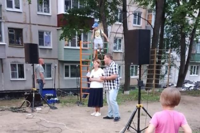 У дома № 5 на улице Химиков состоялся праздничный концерт
