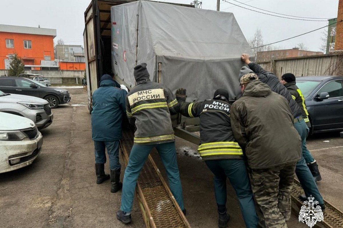 Узловские спасатели отправили очередную партию гуманитарной помощи в зону проведения СВО