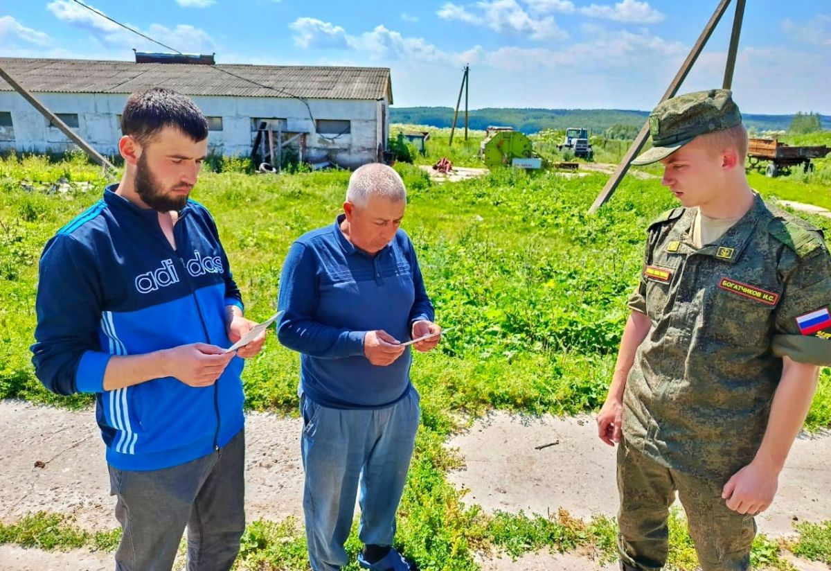 Жителей Суворовского района информируют о преимуществах службы по контракту