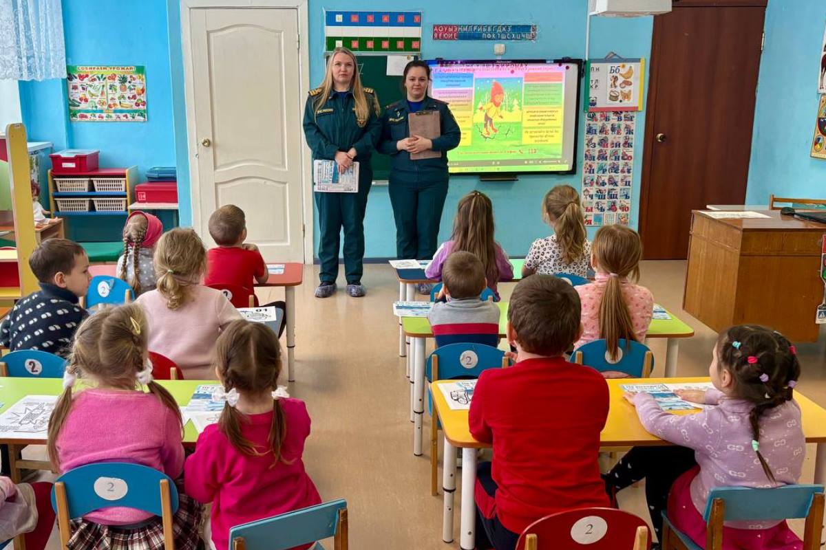 Сотрудники МЧС рассказали дошколятам о пожарной безопасности и опасности тонкого льда