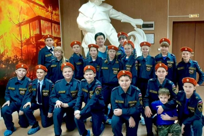 Юные ефремовские спасатели побывали на пожарно-технической выставке в Туле