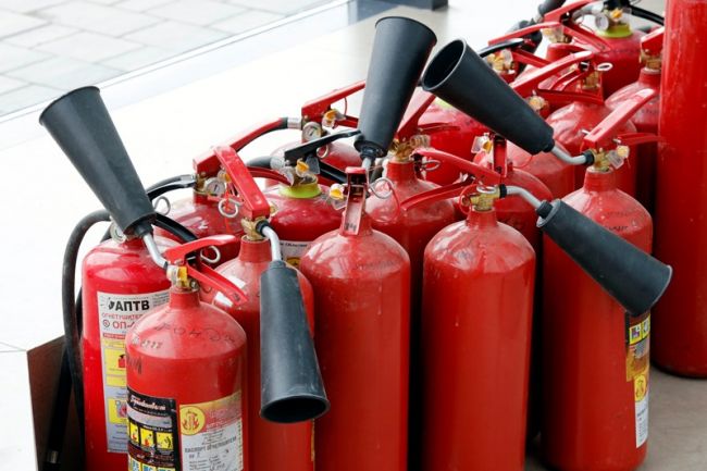Пожарные инспекторы уверены: важно иметь огнетушитель даже дома