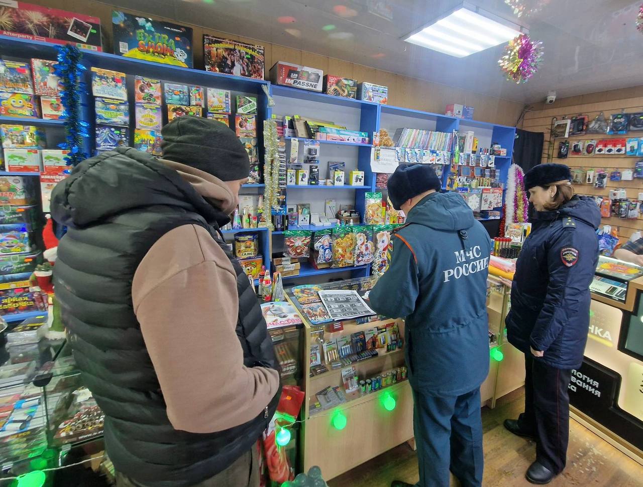 В Ефремове сотрудники МЧС России провели рейды по местам продажи пиротехники В Ефремове сотрудники МЧС России провели рейды по местам продажи пиротехники