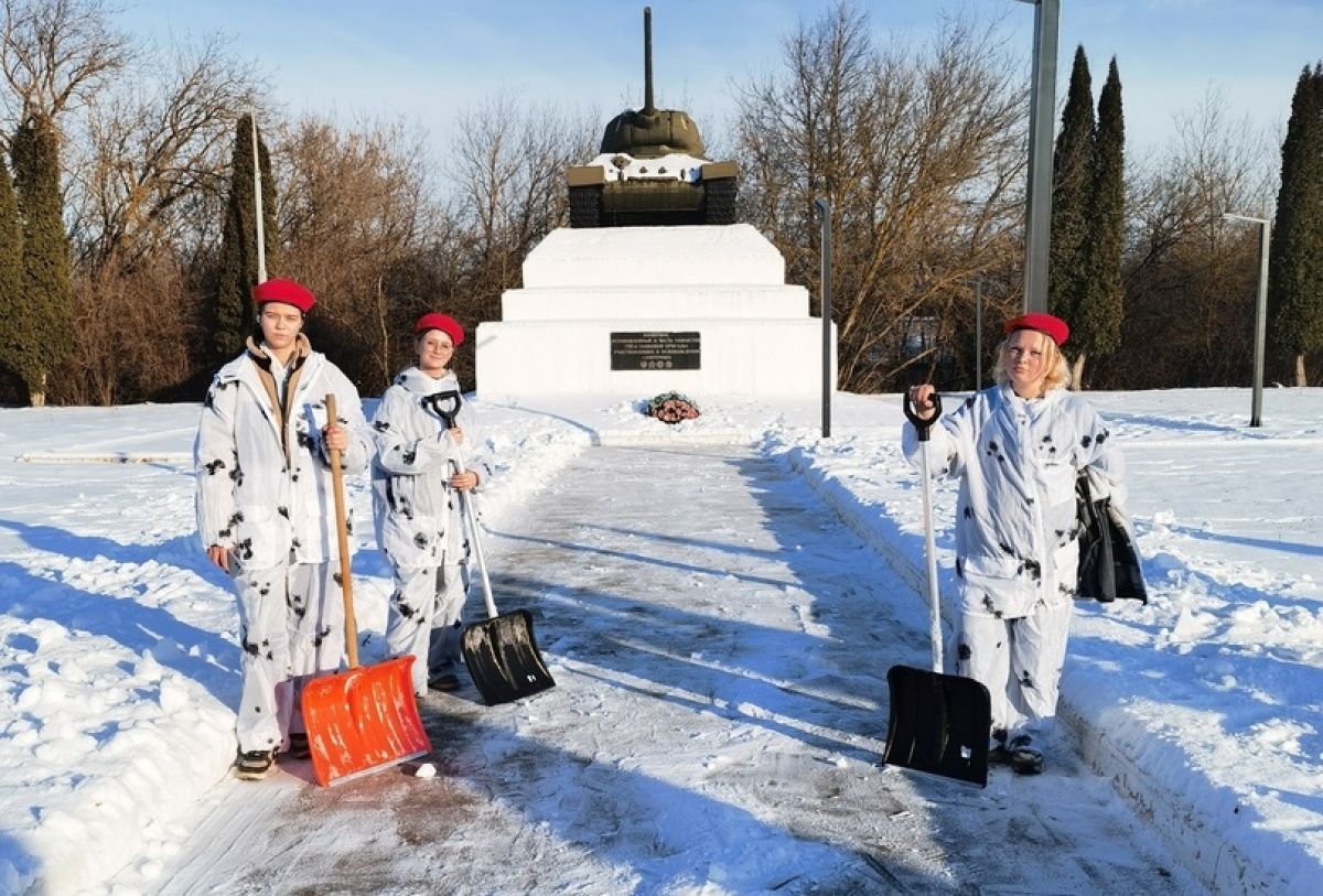 В Ефремове юнармейцы провели уборку снега на Кургане бессмертия В Ефремове юнармейцы провели уборку снега на Кургане бессмертия