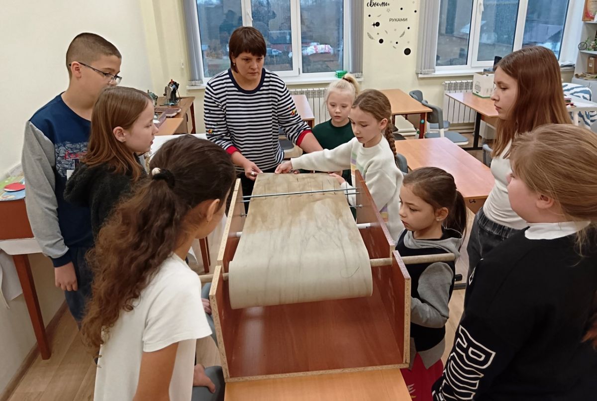 Школьников научили изготовлению маскировочных сетей Школьников научили изготовлению маскировочных сетей