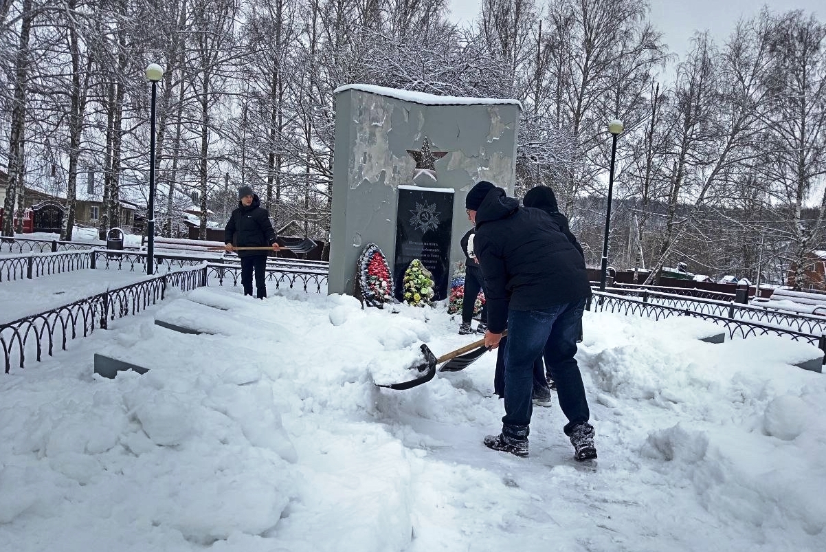 Школьники из Шилова провели уборку около воинского мемориала