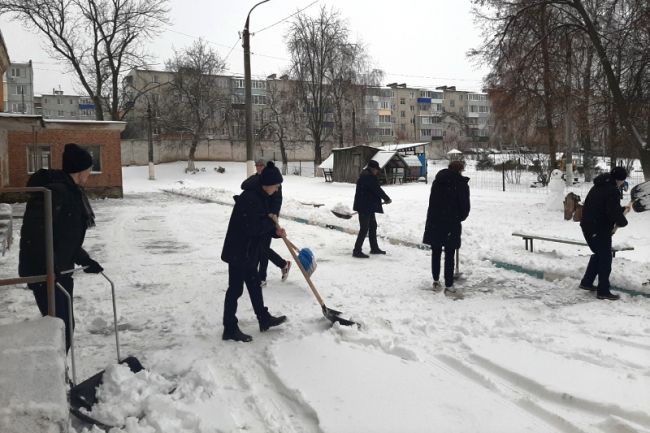 Волонтеры помогли с уборкой снега