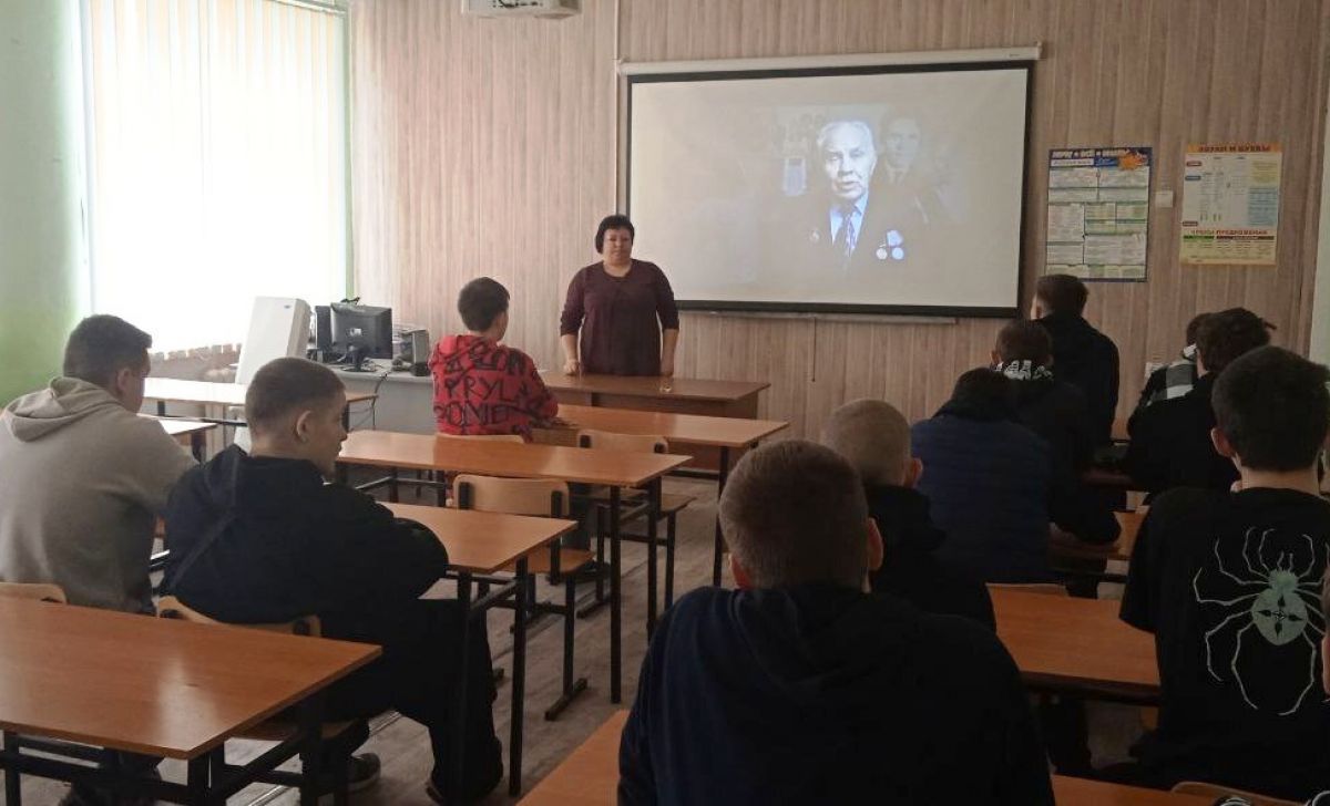 Учащимся Ефремовского химтехникума рассказали об уважении к созидательному труду Учащимся Ефремовского химтехникума рассказали об уважении к созидательному труду
