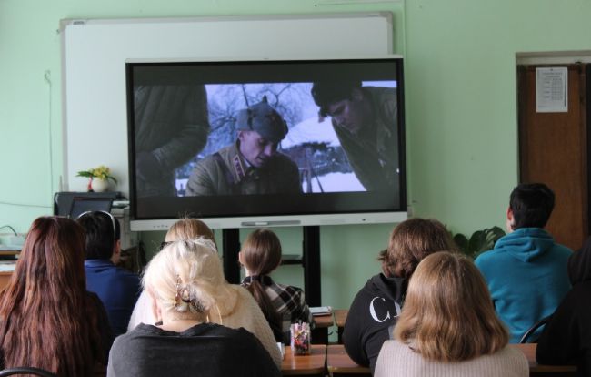 В Ефремовском химико-технологическом техникуме учащимся рассказали о фильмах Победы