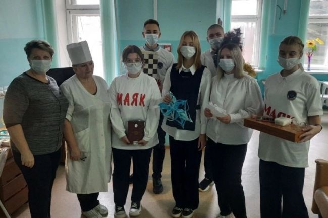 Волонтеры ефремовской гимназии навестили пожилых людей и инвалидов