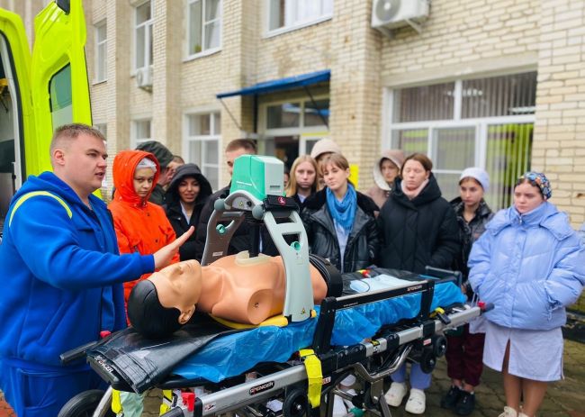 Ефремовские студенты-медики встретились со специалистами скорой помощи