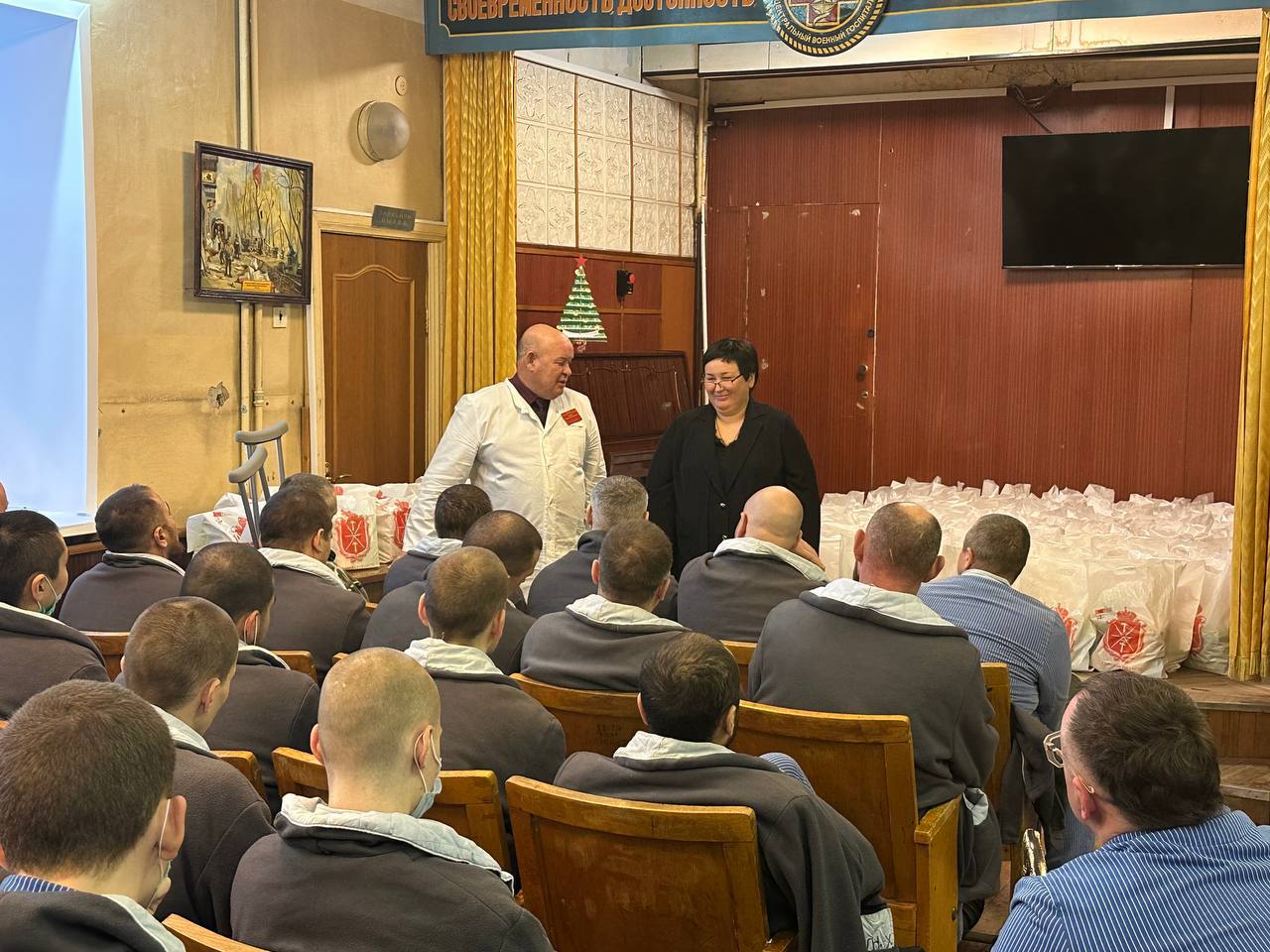 Тульских военнослужащих, проходящих лечение в военных госпиталях, поздравили с наступающим Новым годом Тульских военнослужащих, проходящих лечение в военных госпиталях, поздравили с наступающим Новым годом