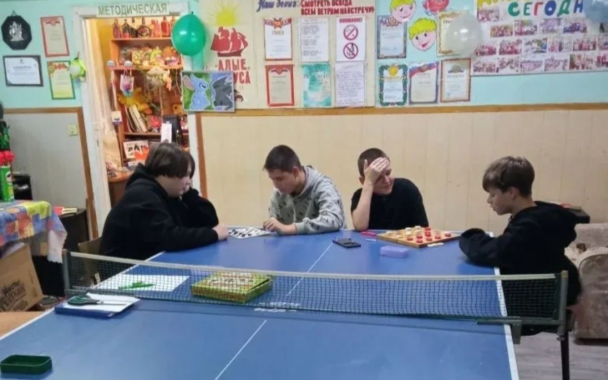 Подростки на каникулах играют в интеллектуальные игры