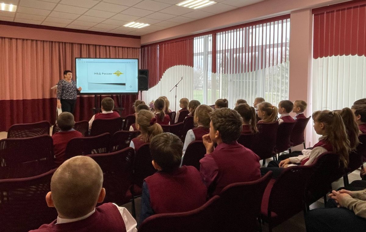 Ефремовским школьникам рассказали о сотрудниках МВД, погибших при исполнении служебных обязанностей Ефремовским школьникам рассказали о сотрудниках МВД, погибших при исполнении служебных обязанностей