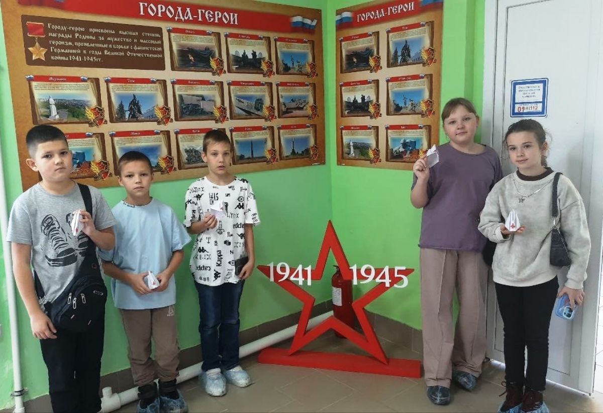 Гимназисты побывали в музее боевой славы Ефремовского центра образования Гимназисты побывали в музее боевой славы Ефремовского центра образования