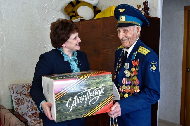 Поздравительные открытки и продуктовые наборы получат к празднику ветераны Великой Отечественной войны