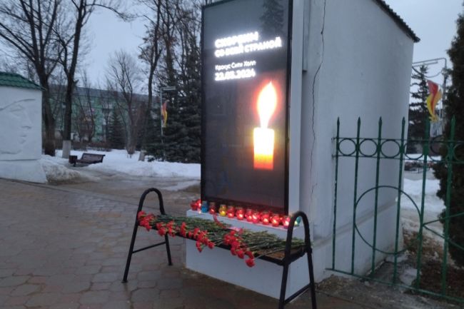 Ефремовцы несут цветы и свечи к мемориалу у Комсомольского сквера