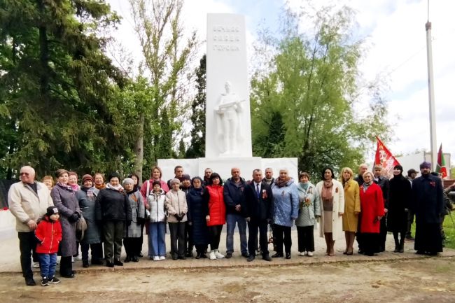 Возложение венков и цветов к братской могиле на городском кладбище состоялось в Ефремове