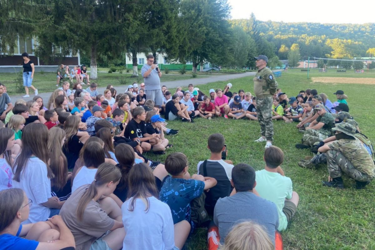 Воины-ветераны провели Урок мужества с детьми в оздоровительном лагере