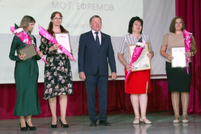 Ефремовские педагоги удостоены поощрения Тульской областной Думы