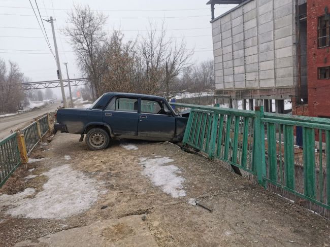 В Ефремове автомобиль чуть не вылетел с моста