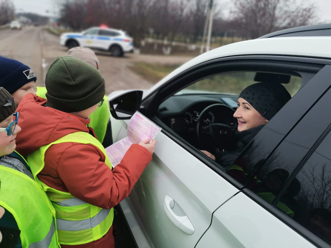 Школьники вручили водителям памятки о правилах безопасности на дорогах в зимний период Школьники вручили водителям памятки о правилах безопасности на дорогах в зимний период