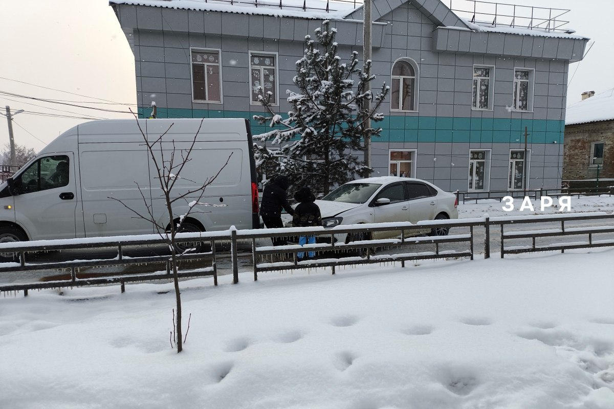 В Ефремове у пешеходного перехода столкнулись два автомобиля