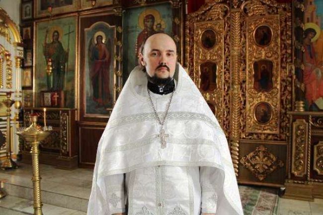 Иерей Вячеслав Слепнев поздравляет жителей Красивомечья с праздником святой Пасхи