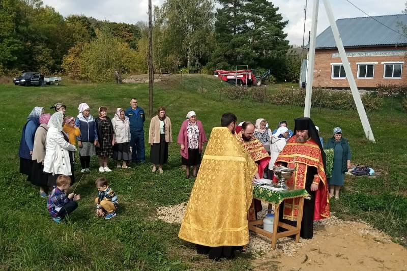 В Шилово состоялось освящение Поклонного креста, установленного недавно на въезде в село