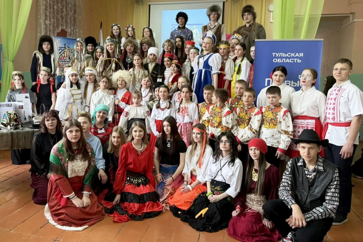 В ефремовской гимназии прошел семейный фестиваль «Единство народов – сила России» В ефремовской гимназии прошел семейный фестиваль «Единство народов – сила России»