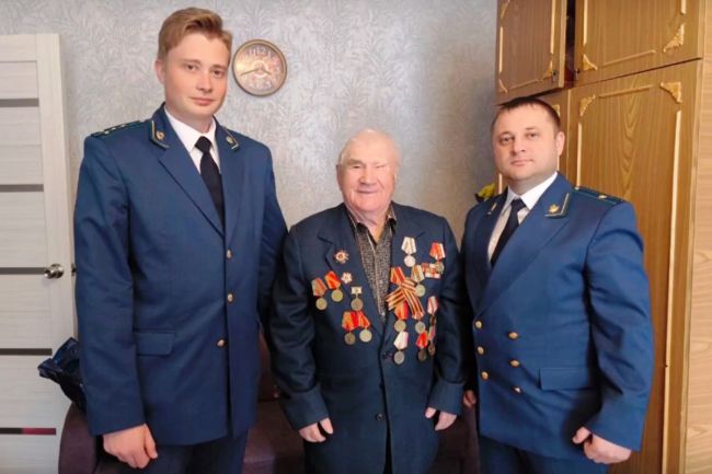 Сотрудники Ефремовской межрайонной прокуратуры поздравили ветеранов с Днем Победы