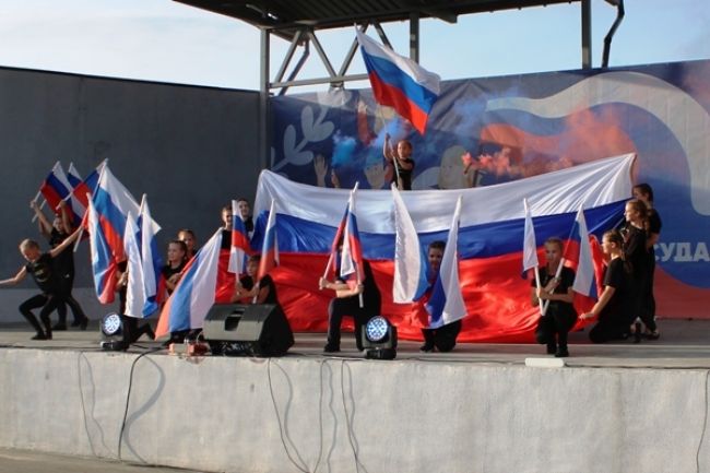 Как это было: в Ефремове торжественно отметили День Российского флага