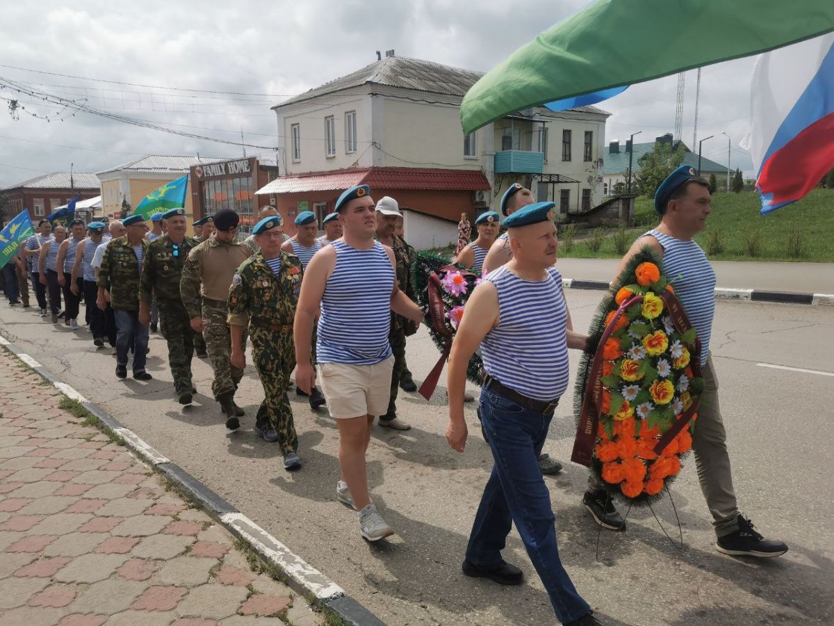 В Ефремове состоялся митинг, посвященный Дню воздушно-десантных войск