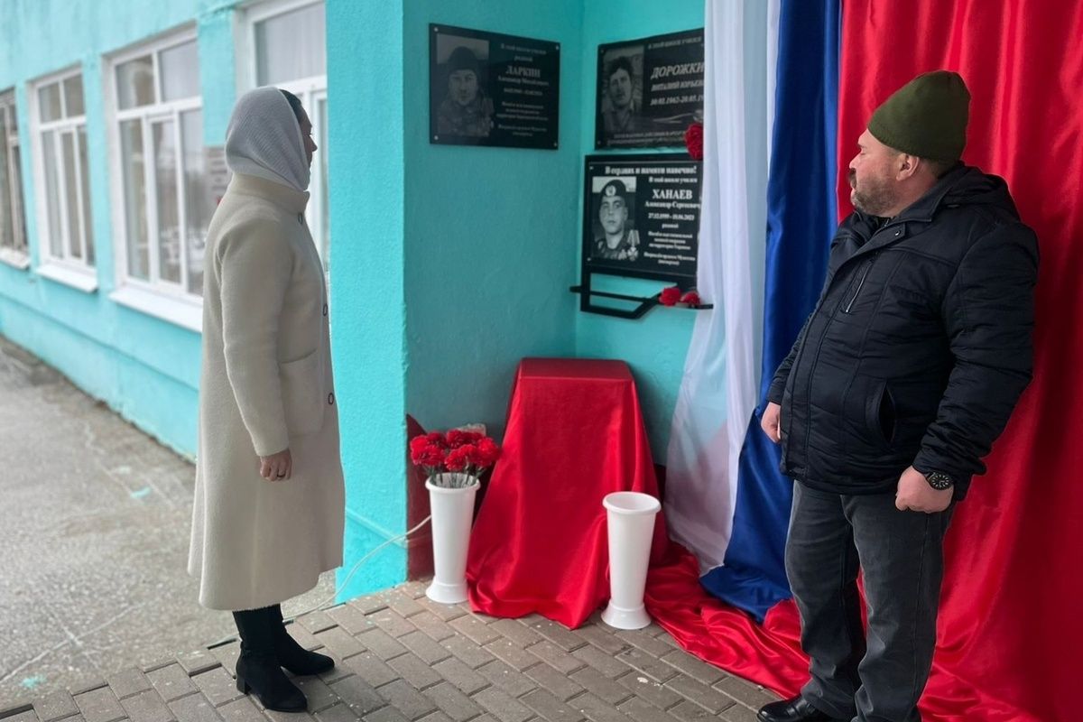 Память о герое запечатлена на здании школы
