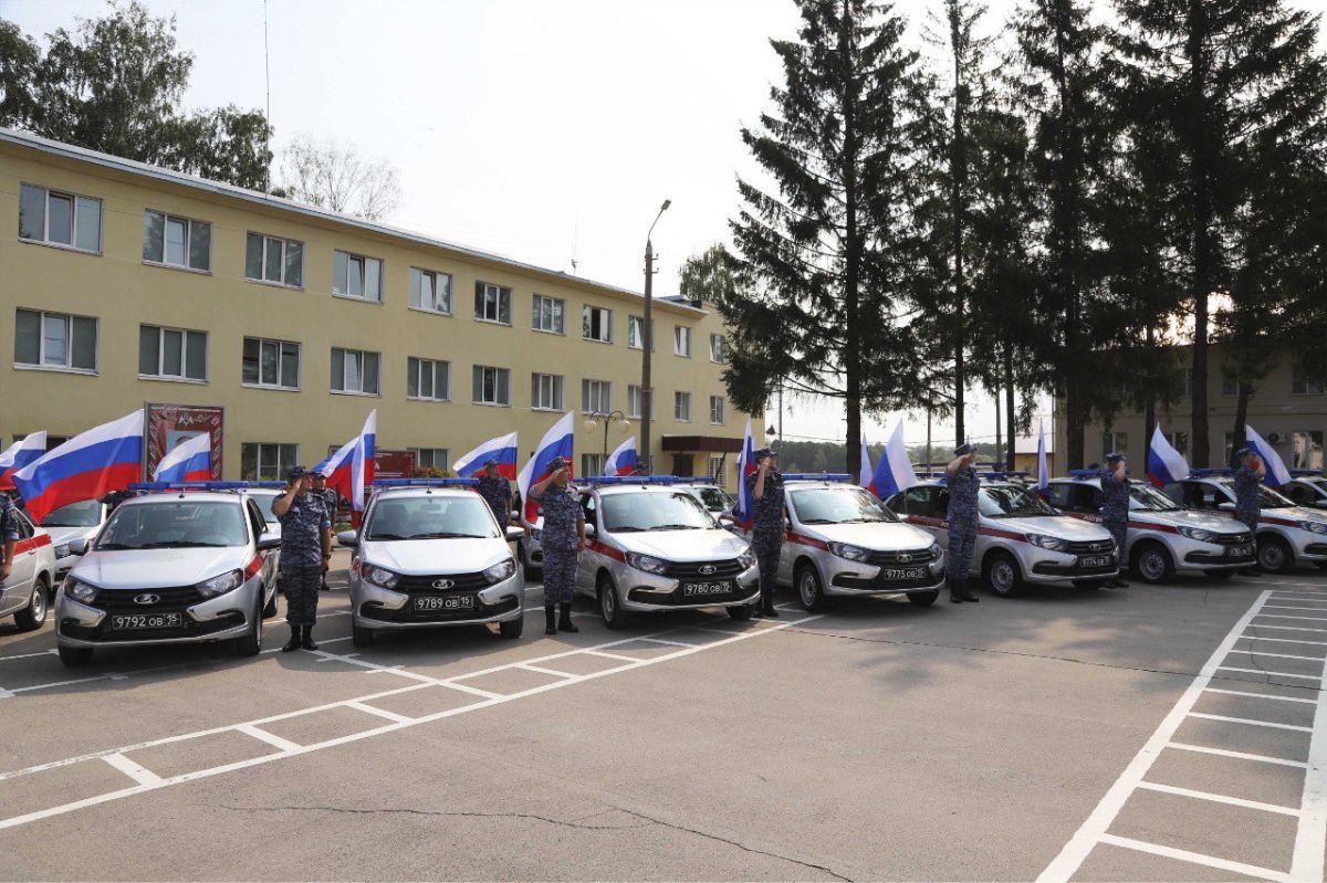 В День Государственного флага тульским росгвардейцам вручили служебные автомобили