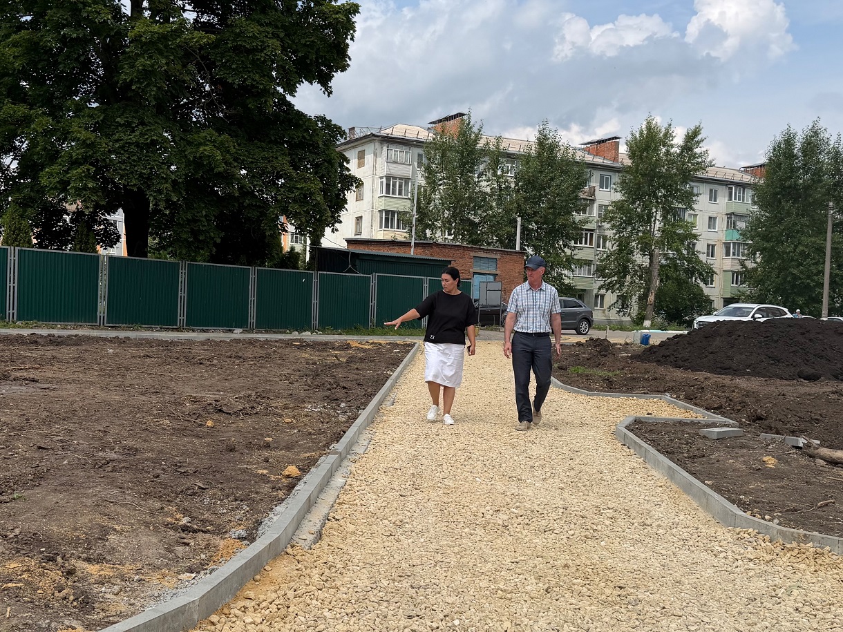 Светлана Давыдова проверила ход благоустройства сквера