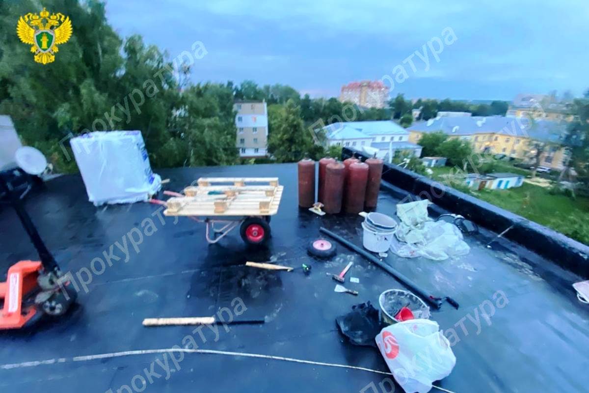 В Новомосковске рабочий упал с крыши